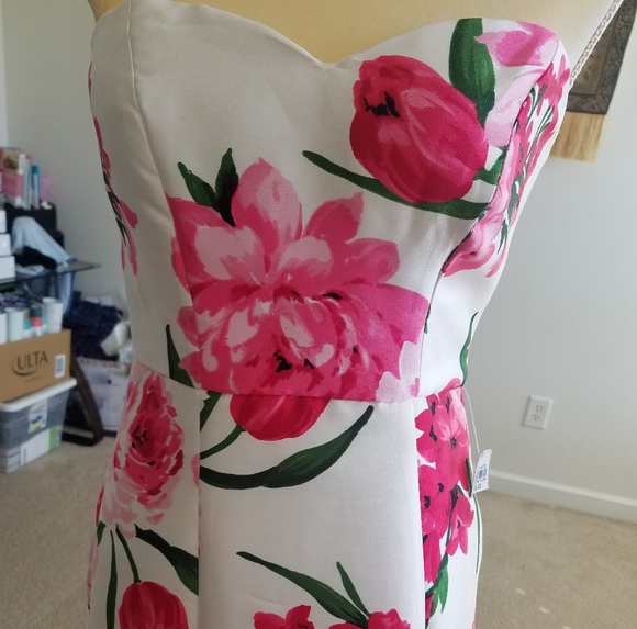 B. Smart Floral Gown - Picture 4 of 5